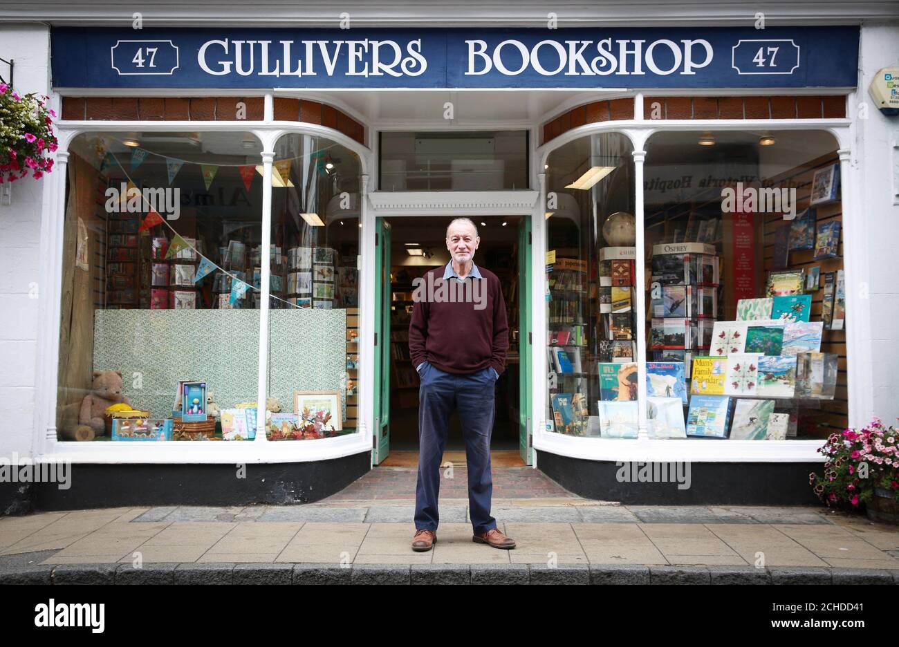 SOUS EMBARGO LE lundi 0001 SEPTEMBRE 17 USAGE ÉDITORIAL EXCLUSIF Malcolm Angel, représentant Gullivers Bookshop dans le centre-ville de Wimborne, l'une des 38 rues les plus hautes sélectionnées dans les Great British High Street Awards 2018, sponsorisé par Visa et géré par le ministère du logement, des communautés et des collectivités locales. Banque D'Images