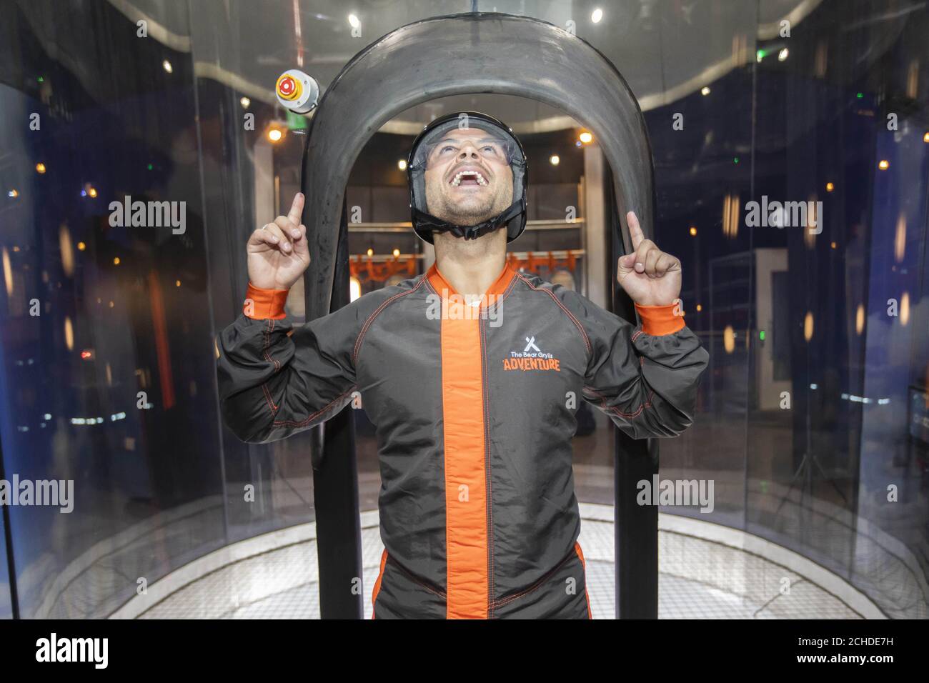 USAGE ÉDITORIAL SEUL Ryan Thomas est le premier à essayer la nouvelle activité immersive de saut en parachute en intérieur iFly, qui est l'équivalent de trois puits de 12,000 pieds, à l'aventure Bear Grylls dans le NEC Birmingham. Banque D'Images