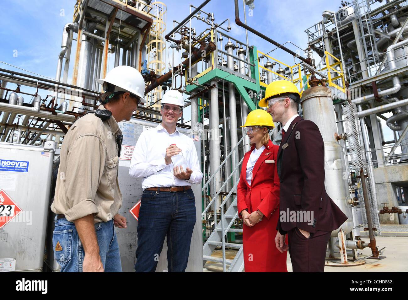 (De gauche à droite) les ingénieurs de LanzaTech Brian Horton et Dave Brewer montrent l'équipage de cabine de Virgin Atlantic, elle Haigh et Simon Cowley, autour de l'usine de LanzaTech, en Géorgie, aux États-Unis, devant la compagnie aérienne qui entreprend le premier vol commercial alimenté en partie par la nouvelle forme de biocarburant de LanzaTech converti à partir de l'alcool. Banque D'Images