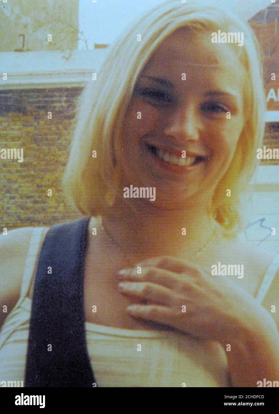 Photo de Samantha Tapper, 24 ans, retrouvé mort dans un salon de massage de Shrewsbury le samedi 1er juillet. La police de West Mercia a publié des images de CCTV d'un homme qu'ils croient être un suspect dans les meurtres de Samantha Tapper et Annie Eels, 55. Banque D'Images