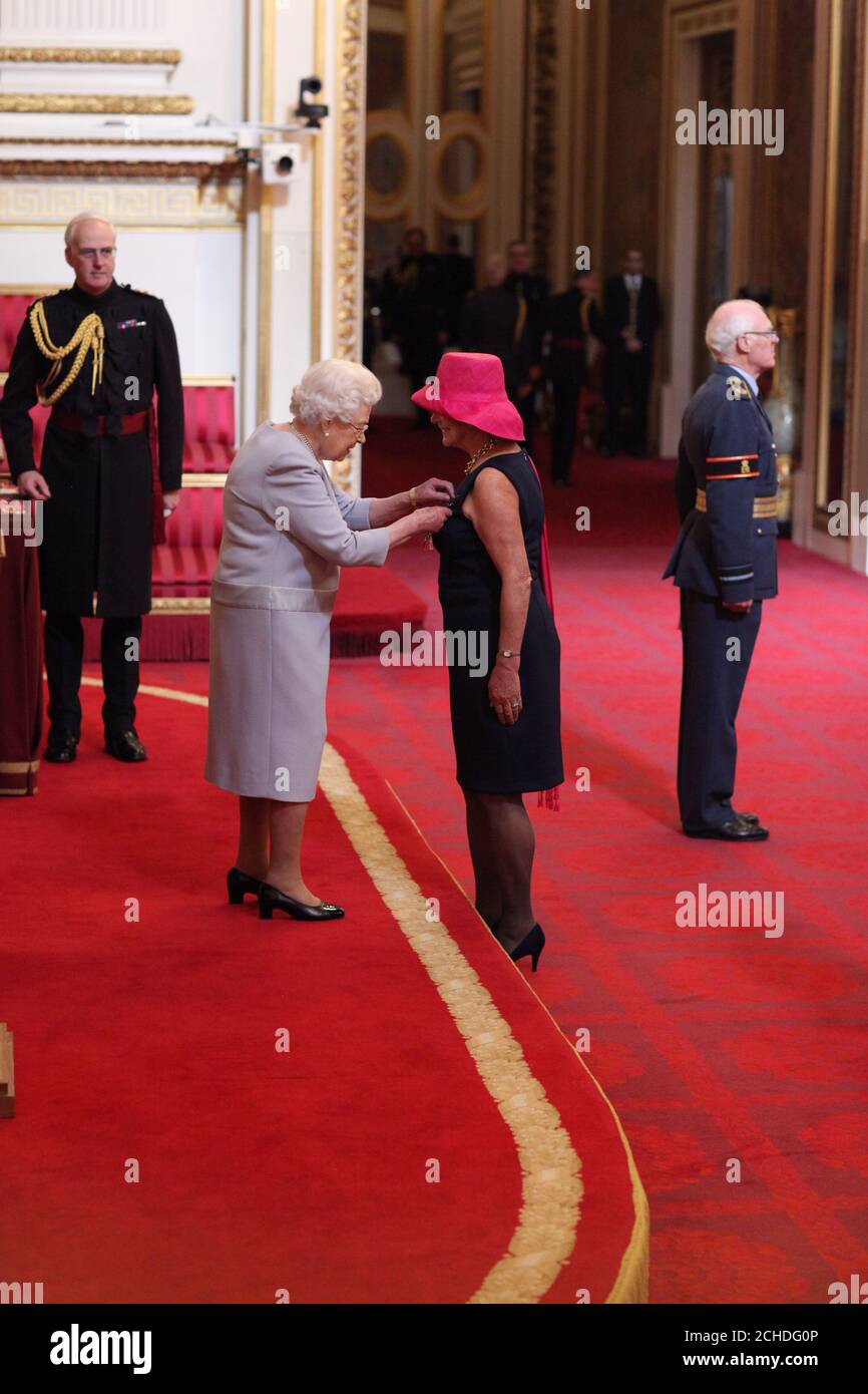 Kate ( Kathryn) Adie de Cerne Abbas est faite CBE (Commandant de l'ordre de l'Empire britannique) par la reine Elizabeth II lors d'une cérémonie d'investiture à Buckingham Palace, Londres. APPUYEZ SUR ASSOCIATION photo. Date de la photo: Jeudi 11 octobre 2018. Voir PA Story ROYAL investiture. Le crédit photo devrait se lire: Yui Mok/PA Wire Banque D'Images