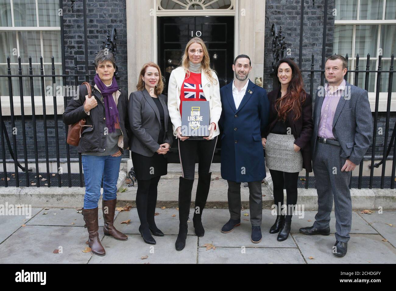 Le public Jodie Kidd livre Jodie Kidd est rejointe par 5 collègues de la presse alors qu'elle remet une pétition au 10 Downing Street appelant à une réduction de la bière dans le budget d'automne, pour aider à soutenir les pubs locaux. Banque D'Images