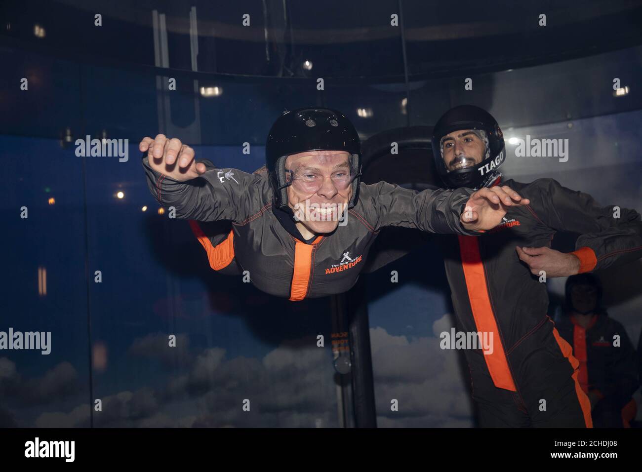 Warwick Davis a un Go à iFly, une expérience de saut en parachute en intérieur, lors d'un événement de lancement pour l'attraction visiteur The Bear Grylls Adventure au NEC à Birmingham. Banque D'Images