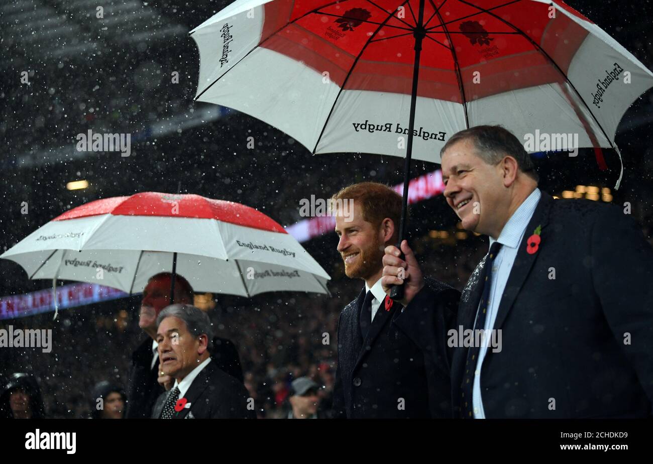 Le duc de Sussex lors d'une cérémonie de pose de couronnes commémorant 100 ans depuis la fin de la première Guerre mondiale, avant d'assister au match de rugby Angleterre/Nouvelle-Zélande au stade de Twickenham. Banque D'Images