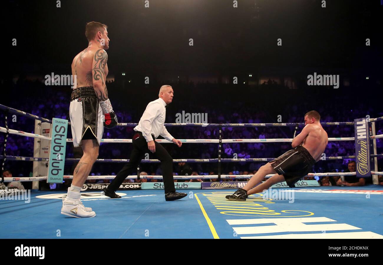 Ricky Burns (à gauche) frappe Scott Cardle dans leur concours léger à Manchester Arena. Banque D'Images