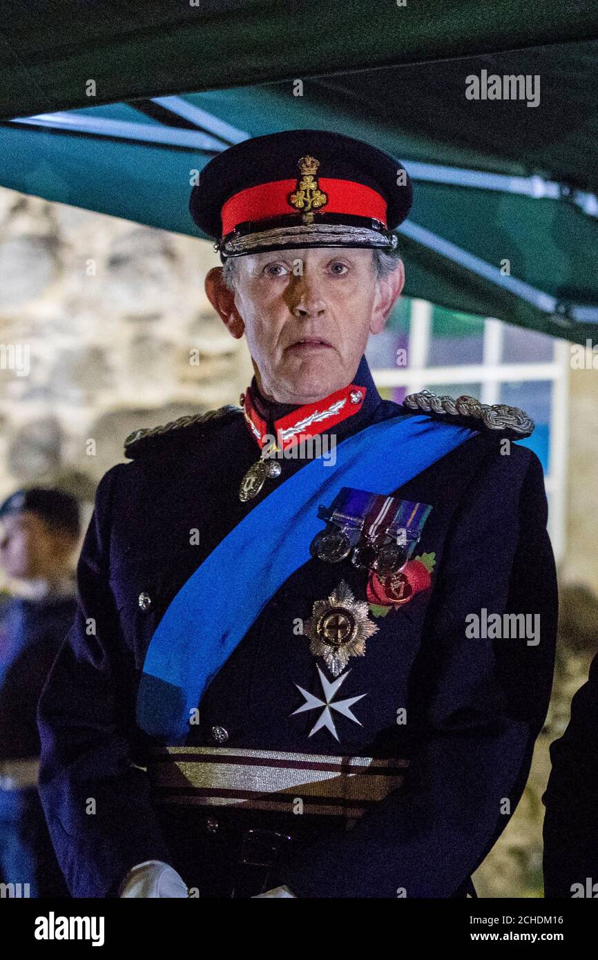 Le représentant de la Reine, le lieutenant-lieutenant du comté de Fermanagh, le vicomte Brookeborough, lors d'une cérémonie du jour de l'armistice à l'aube au château d'Enniskillen à Co Fermanagh, en Irlande du Nord, à l'occasion du 100e anniversaire de la signature de l'armistice qui marquait la fin de la première Guerre mondiale. Banque D'Images