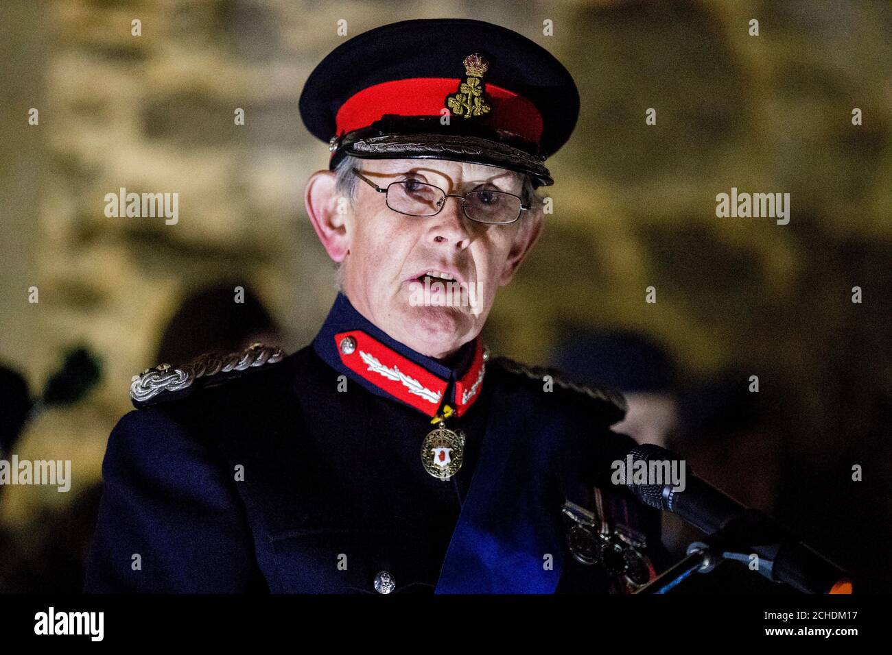 Le représentant de la Reine, le lieutenant-lieutenant du comté de Fermanagh, le vicomte Brookeborough, donne le souffle lors d'une cérémonie du jour de l'armistice à l'aube au château d'Enniskillen à Co Fermanagh, en Irlande du Nord, à l'occasion du 100e anniversaire de la signature de l'armistice qui marqua la fin de la première Guerre mondiale. Banque D'Images
