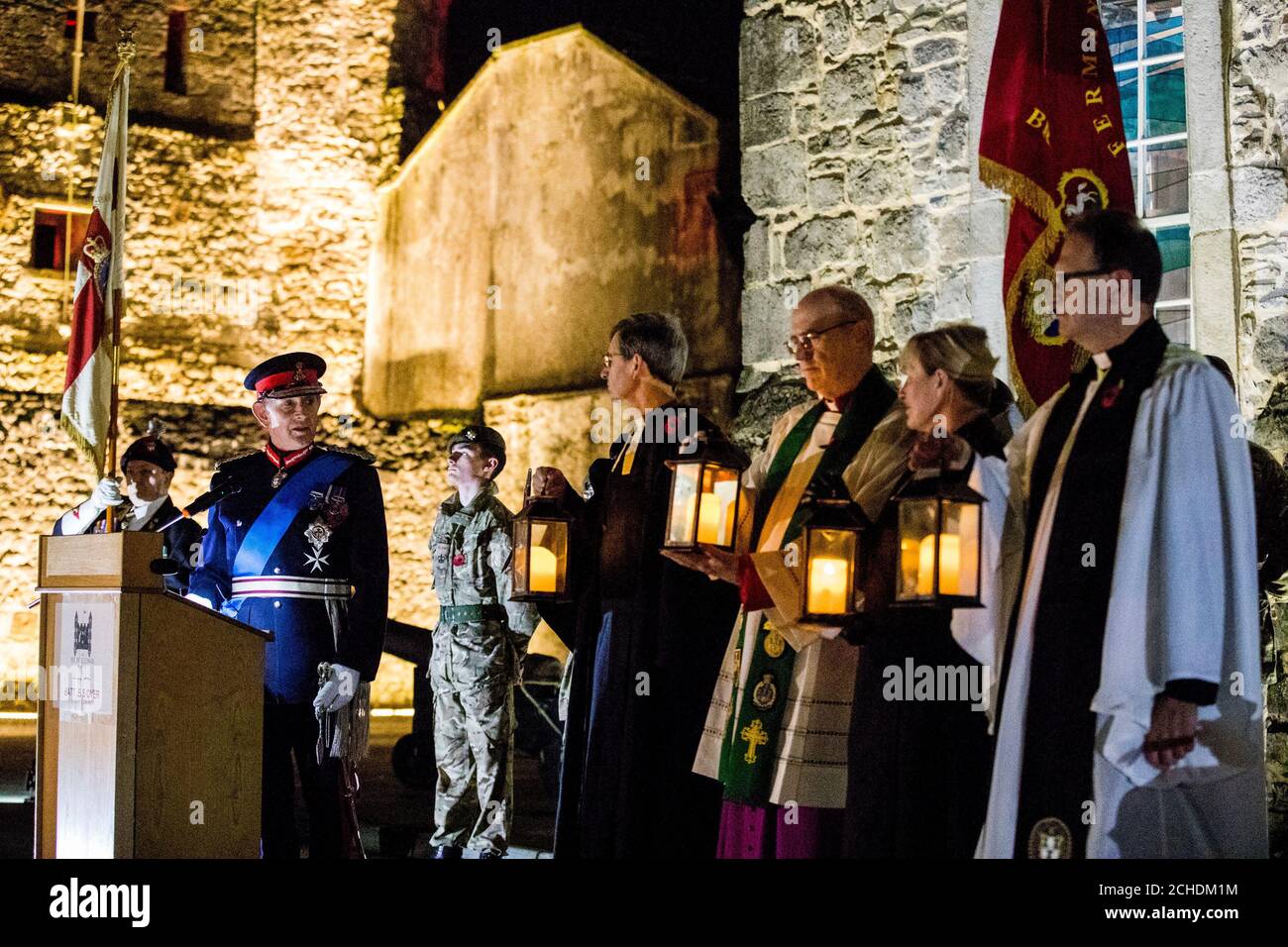 (De gauche à droite) le représentant de la Reine, le lieutenant-lieutenant du comté de Fermanagh, le vicomte Brookeborough, s'adressant au ministre de l'Église presbytérienne, le pasteur David Cupples, le monseigneur Peter O'Reilly, le révérend méthodiste Lorna Dreaning et l'église d'Irlande, le très révérend Kenneth Robert James Hall, Après avoir présenté une lanterne à chacun d'eux lors d'une cérémonie de l'Armistice à l'aube au château d'Enniskillen à Co Fermanagh, en Irlande du Nord. Banque D'Images