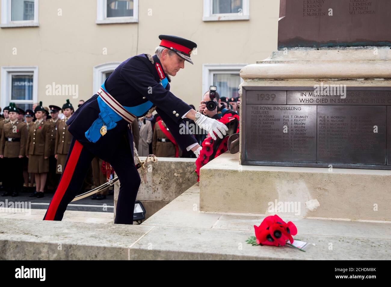 Le représentant de la Reine, le lieutenant-lieutenant du comté de Fermanagh, le vicomte Brookeborough, dépose une couronne à l'Enniskillen Cenotaph lors du dimanche du souvenir à Enniskillen, dans le comté de Fermanagh, en Irlande du Nord, à l'occasion du 100e anniversaire de la signature de l'armistice qui a marqué la fin de la première Guerre mondiale. Banque D'Images