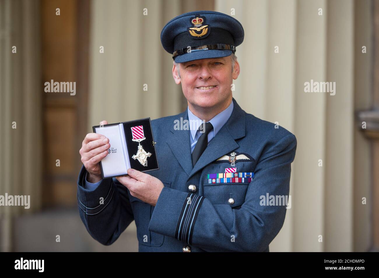 Ian Dornan, chef de l'escadron, et sa médaille de la Croix de la Force aérienne, décernée lors d'une cérémonie d'investiture au Palais de Buckingham, à Londres. Banque D'Images