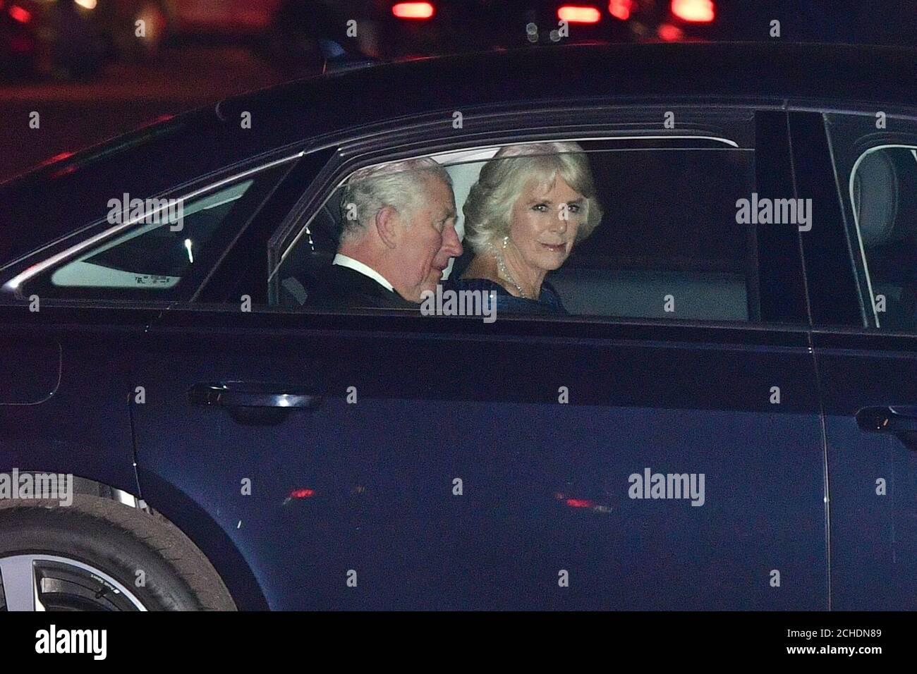 Le prince de Galles et la duchesse de Cornouailles arrivent au palais de Buckingham à Londres pour la 70e fête d'anniversaire de Charles. Banque D'Images