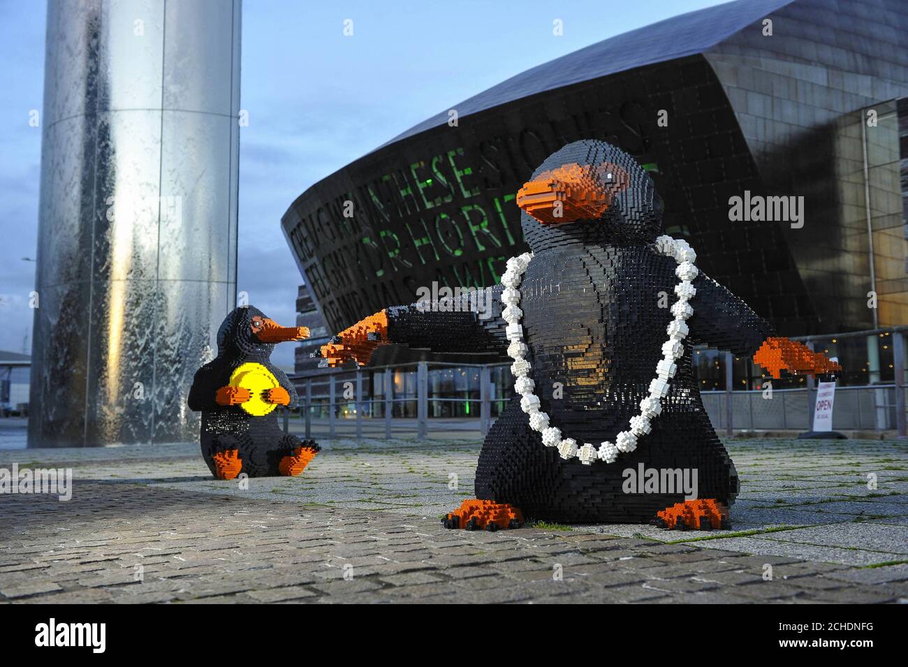 Deux Nifflers en briques LEGO, qui sont les créatures préférées des fans du nouveau J.K. Rowling film Fantastic Beasts: The crimes of Grindelwald, apparaissent dans la baie de Cardiff pour célébrer la nouvelle gamme de jeux Wizarding World du groupe LEGO, pays de Galles. Banque D'Images