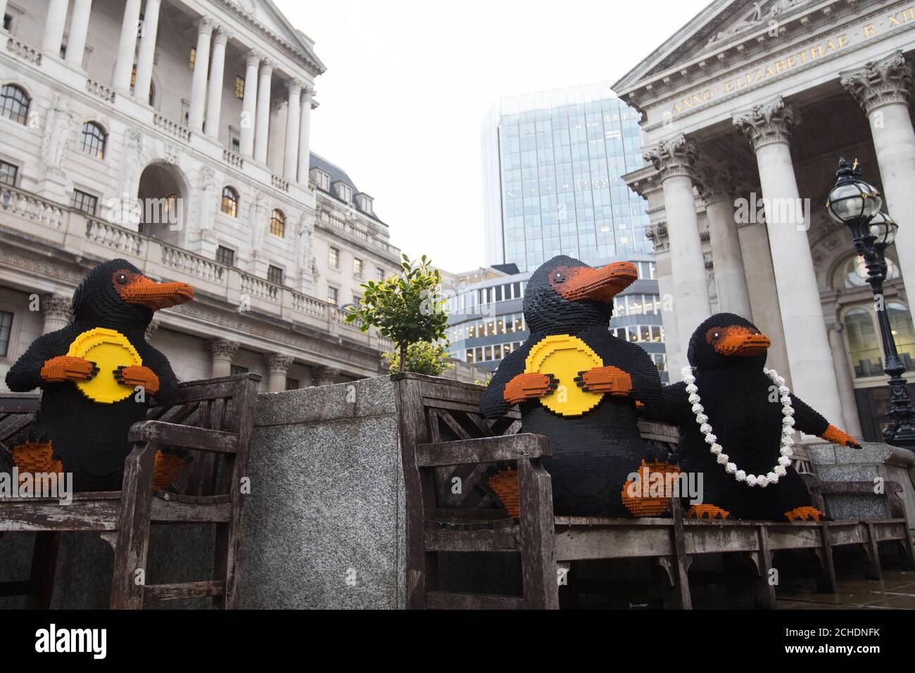 EDITORIAL UTILISEZ SEULEMENT trois Nifflers en briques LEGO, qui sont des créatures préférées des fans du nouveau J.K. Rowling film Fantastic Beasts: The crimes of Grindelwald, apparaissent à l'extérieur de la Banque d'Angleterre à Londres pour célébrer la nouvelle gamme de jeux du groupe LEGO Wizarding World. Banque D'Images