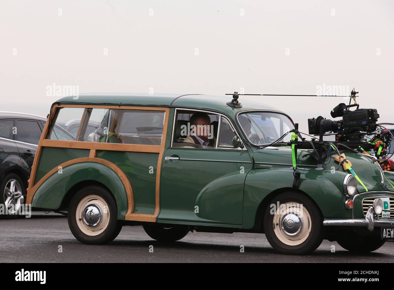 Roy Cropper de la rue couronnement, joué par David Neilson et Patti Clare qui joue Mary Taylor filmant dans une voiture sur la promenade de Blackpool. Banque D'Images