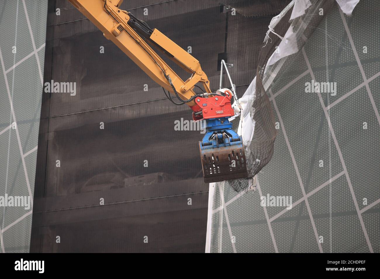 Les travaux commencent à démolir le parc de voitures de Liverpool Waterfront à plusieurs étages, près de l'Echo Arena, qui a été détruit par un incendie à la Saint-Sylvestre 2017. Banque D'Images