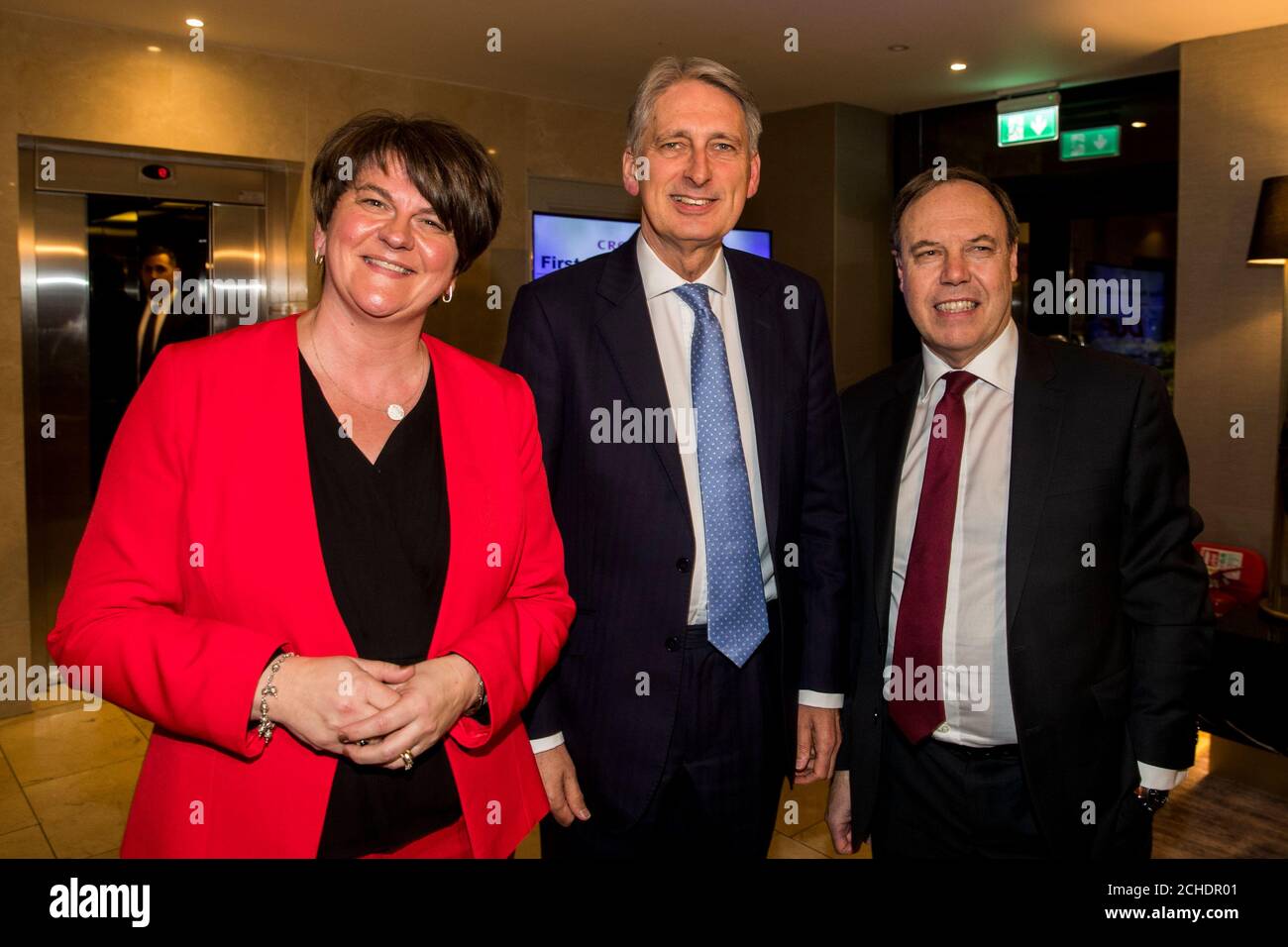 Le chancelier de l'Échiquier Philip Hammond (au centre) à l'hôtel Crown Plaza de Belfast avec le chef du DUP Arlene Foster (à gauche) et le dirigeant du DUP à Westminster Nigel Dodds (à droite), avant un dîner privé avec les membres du parti du DUP lors de sa visite en Irlande du Nord. ASSOCIATION DE LA PRESSE Voir l'histoire de l'AP POLITIQUE Brexit Ulster. Date: Vendredi 23 novembre 2018. Le crédit photo devrait se lire comme suit : Liam McBurney/PAWire Banque D'Images