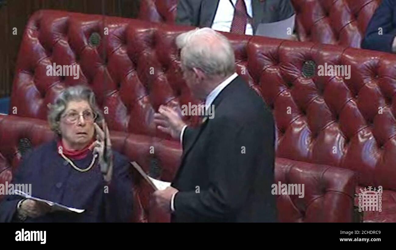 Screengrab, pris à la télévision du Parlement en novembre 2011, de la baronne Trumpington lorsqu'elle a été prise à la caméra dans la chambre des Lords en faisant un V-sign devant un collègue Tory sur ce qu'elle a perçu comme une remarque impolie sur son âge. La baronne Trumpington, briseuse de code de Bletchley Park, est décédée à l'âge de 96 ans, a déclaré son fils. Banque D'Images