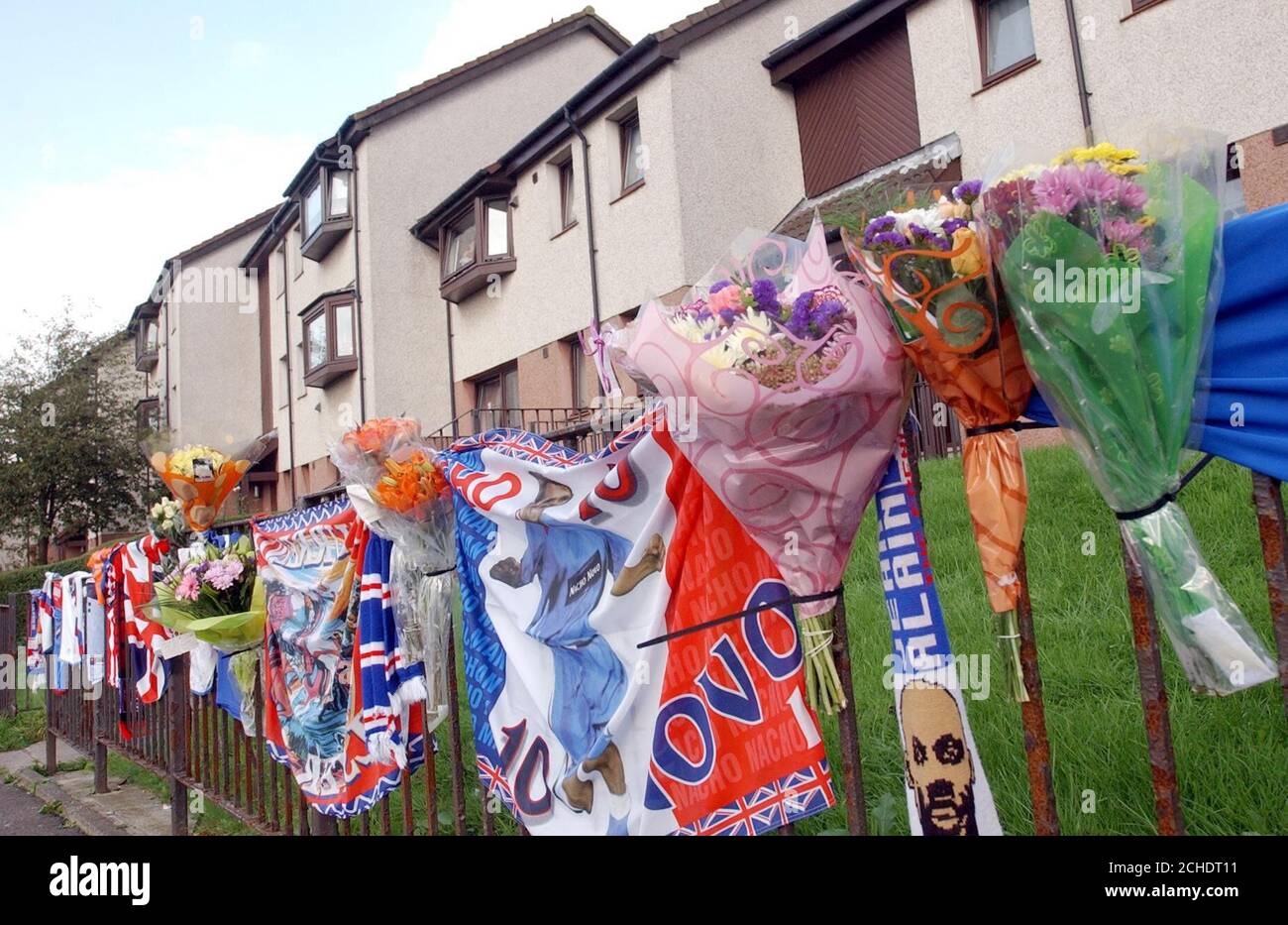 Les hommages rendus sur Easterhouse Road à Glasgow après que John Purcell, 40 ans, ait été tué à la porte en essayant de briser une bande de jeunes près de chez lui, a déclaré la police aujourd'hui. Banque D'Images