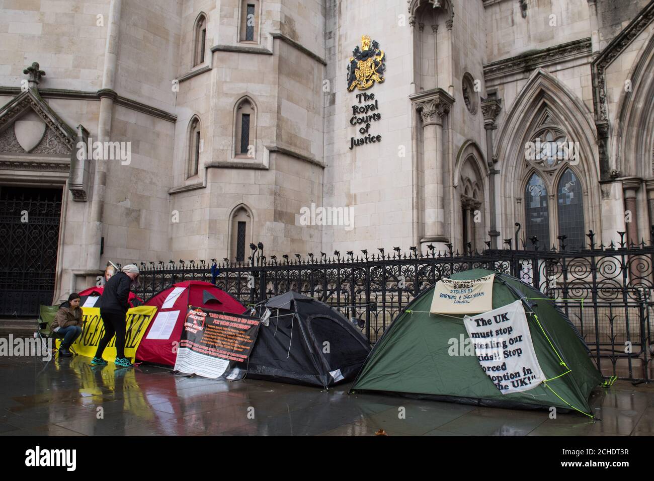 Vue générale des manifestants participant à une grève de la faim protestant contre l'adoption forcée et les tribunaux de la famille "secrets", devant les tribunaux royaux de Justice, Londres. APPUYEZ SUR ASSOCIATION photo. Date de la photo: Lundi 3 décembre 2018. Le crédit photo devrait se lire comme suit : Dominic Lipinski/PA Wire Banque D'Images