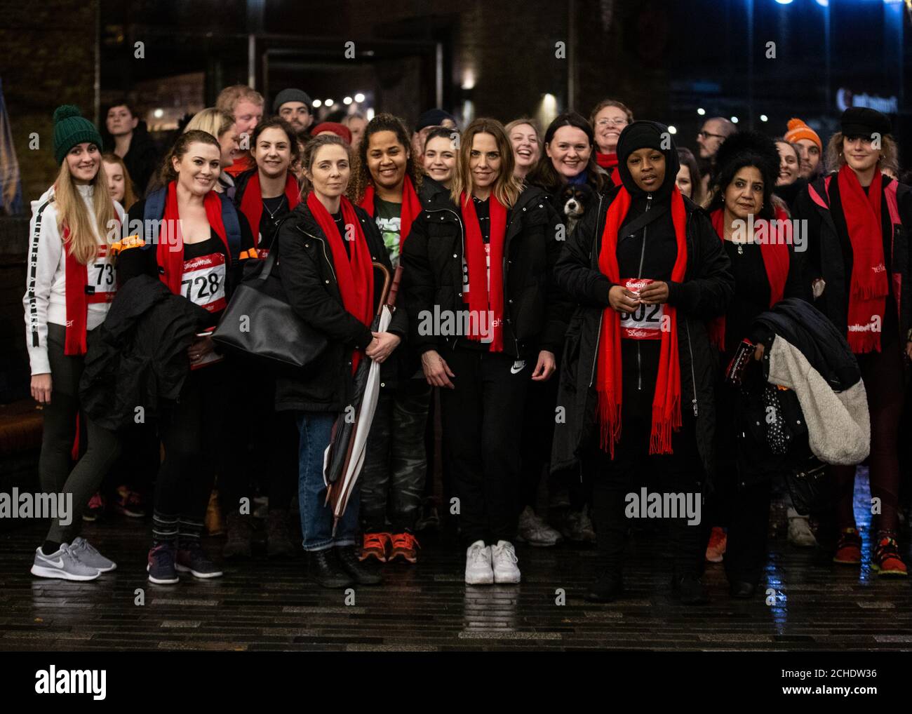 UTILISATION ÉDITORIALE SEULEMENT Melanie Chisholm (au centre) participe à la marche inaugurale de nuit de Noël pour le logement, une promenade de 10 kilomètres de nuit autour de Londres, recueillant de l'argent pour l'organisme de bienfaisance après que l'analyse a trouvé 1 enfant sur 23 dans la capitale est maintenant sans abri. Banque D'Images