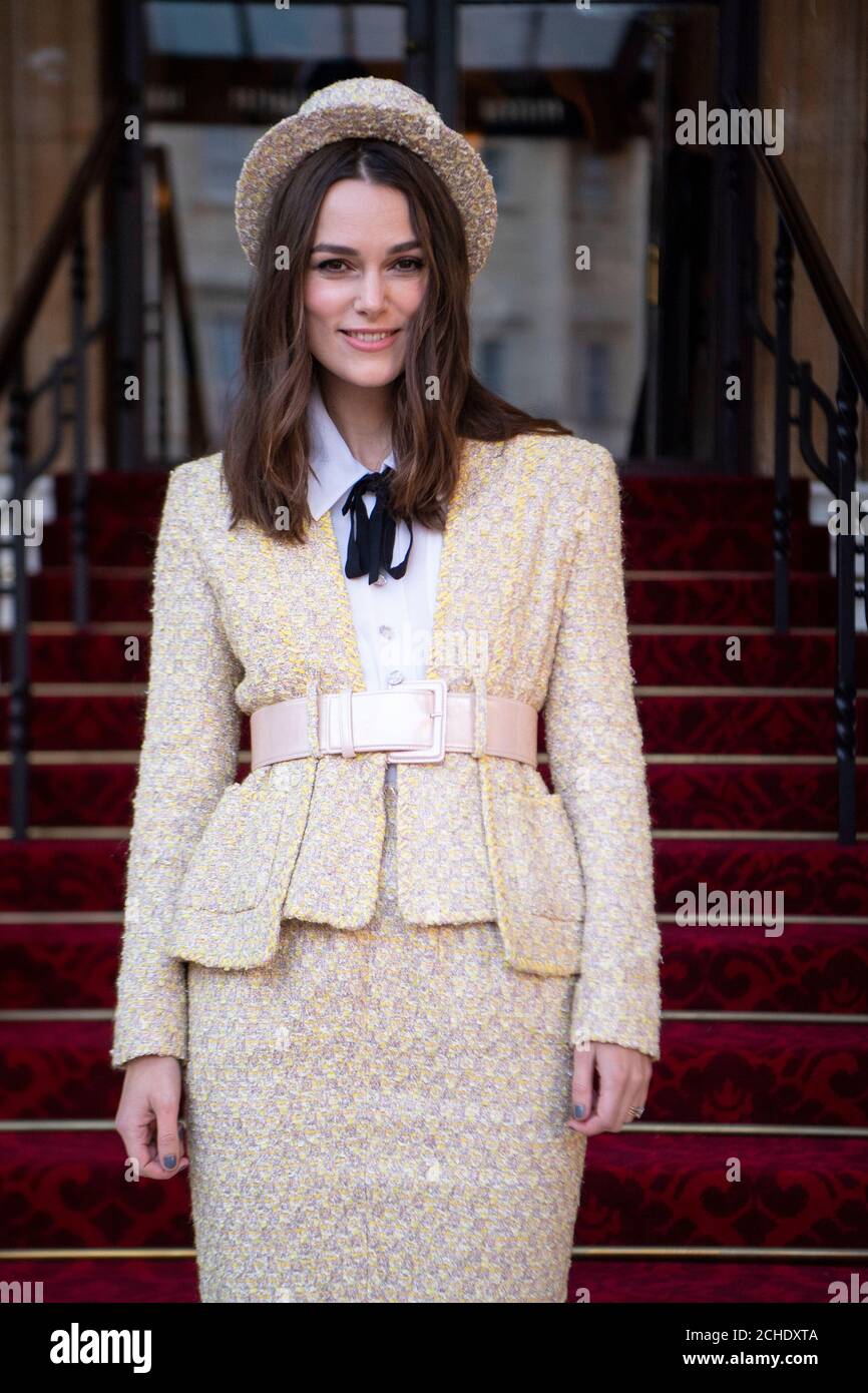 Keira Knightley arrive au Palais de Buckingham, Londres pour recevoir un OBE pour ses services de théâtre et de charité lors d'une cérémonie d'investiture. Banque D'Images
