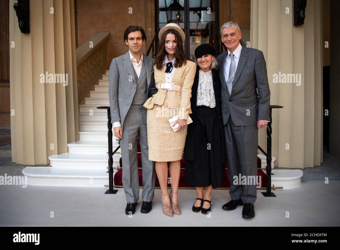 Keira Knightley avec son mari, James Righton (à gauche), et ses parents, Sharman Knightley et Kevin William Knightley, alors qu'elle arrive au Palais de Buckingham, Londres, pour recevoir un OBE pour ses services de théâtre et de charité lors d'une cérémonie d'investiture. Banque D'Images
