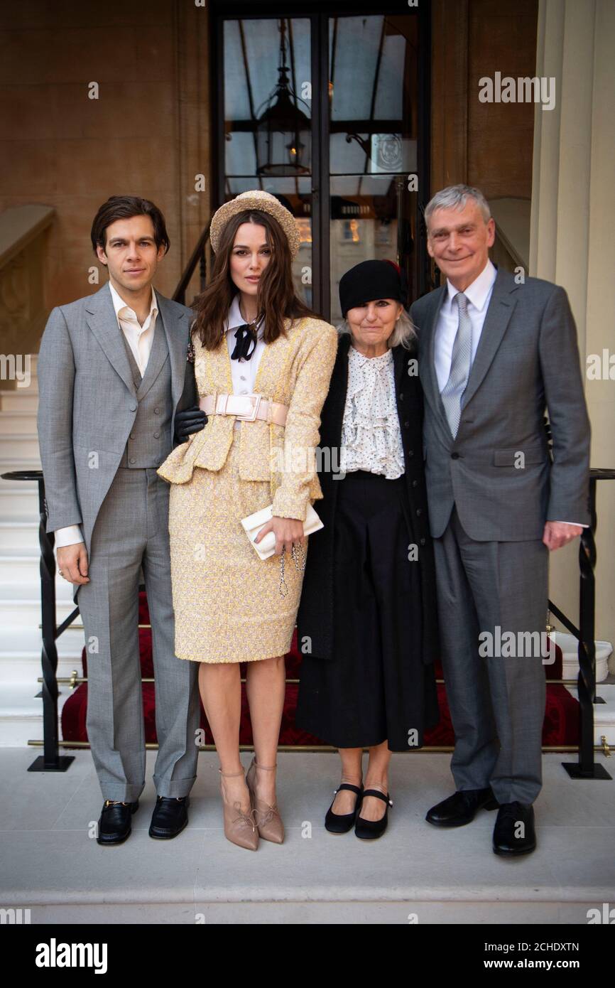Keira Knightley avec son mari, James Righton (à gauche), et ses parents, Sharman Knightley et Kevin William Knightley, alors qu'elle arrive au Palais de Buckingham, Londres, pour recevoir un OBE pour ses services de théâtre et de charité lors d'une cérémonie d'investiture. Banque D'Images