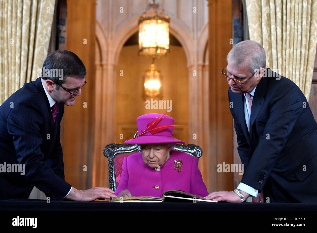 La reine Elizabeth II, accompagnée du duc de York (à droite) lors d'une visite à l'honorable Society of Lincoln's Inn à Londres pour ouvrir officiellement son nouveau centre d'enseignement, le Ashworth Centre, et relancer son Grand Hall récemment rénové. Banque D'Images