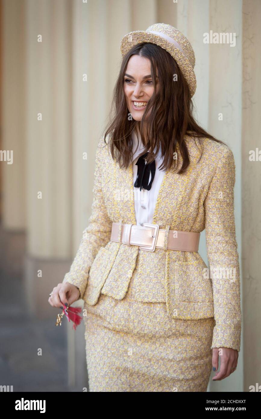 Keira Knightley avec son OBE (Officier de l'ordre de l'Empire britannique), qui a été présenté lors d'une cérémonie d'investiture à Buckingham Palace, Londres. Banque D'Images