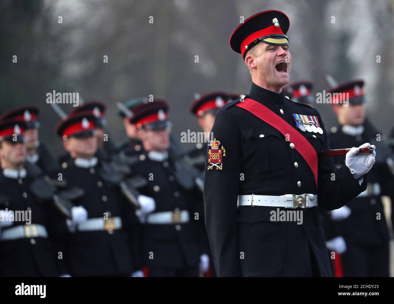 Un major sergent crie des instructions sur le terrain du défilé alors que le duc de Cambridge représente la Reine comme officier d'examen à la parade du souverain à l'Académie militaire royale de Sandhurst à Camberley. Banque D'Images