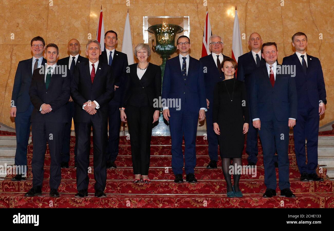 Le Premier ministre Theresa May (au centre à gauche) et le Premier ministre polonais Mateusz Morawiecki (au centre à droite), posent avec des membres de leurs cabinets respectifs, dont le Secrétaire d'affaires britannique Greg Clark (à gauche), le Secrétaire à la défense Gavin Williamson (deuxième à gauche), le Secrétaire à l'intérieur Sajid Javid (troisième à gauche), le Chancelier de l'Échiquier Philip Hammond (quatrième à gauche), Le secrétaire aux Affaires étrangères Jeremy Hunt (cinquième à gauche) et le ministre polonais des Affaires étrangères Jacek Czaputowicz (cinquième à droite), le ministre de l'entreprenariat et de la technologie Jadwiga Emilewicz (quatrième à droite), le ministre de l'intérieur et de l'Administration Joachim Brudzinski ( Banque D'Images