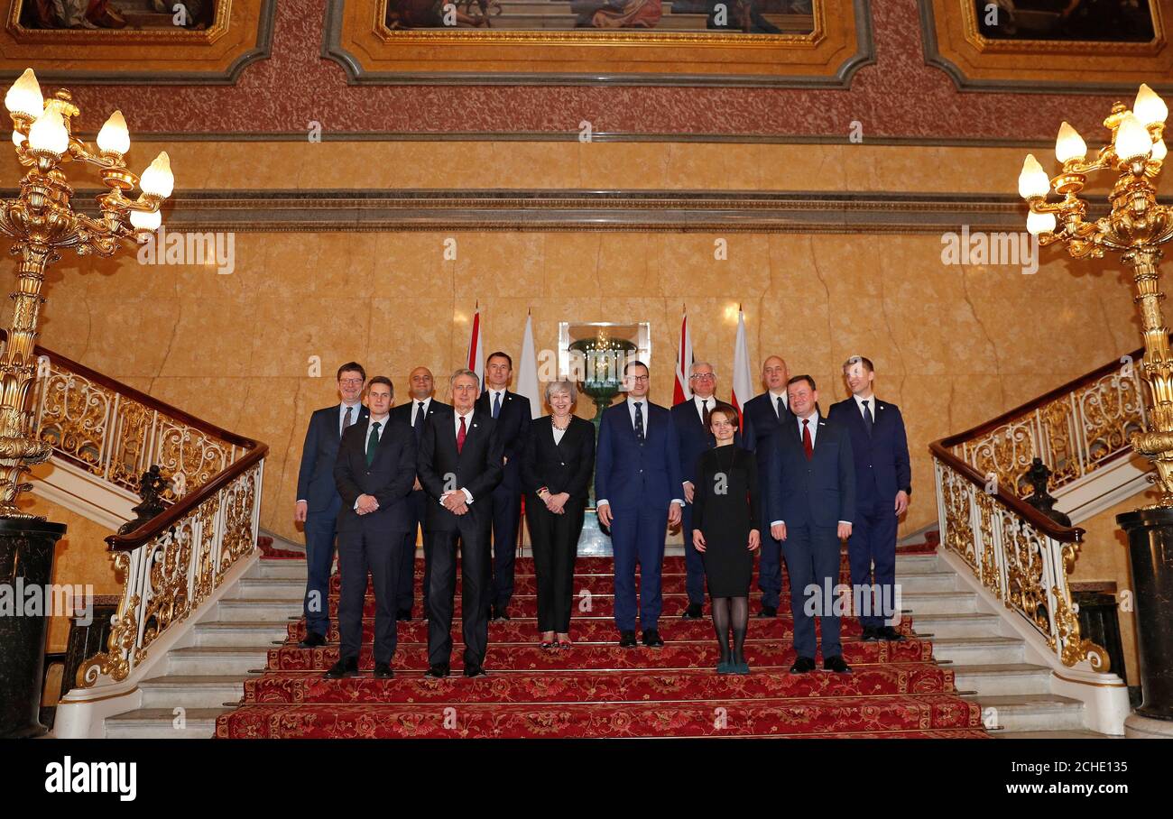 Le Premier ministre Theresa May (au centre à gauche) et le Premier ministre polonais Mateusz Morawiecki (au centre à droite), posent avec des membres de leurs cabinets respectifs, dont le Secrétaire d'affaires britannique Greg Clark (à gauche), le Secrétaire à la défense Gavin Williamson (deuxième à gauche), le Secrétaire à l'intérieur Sajid Javid (troisième à gauche), le Chancelier de l'Échiquier Philip Hammond (quatrième à gauche), Le secrétaire aux Affaires étrangères Jeremy Hunt (cinquième à gauche) et le ministre polonais des Affaires étrangères Jacek Czaputowicz (cinquième à droite), le ministre de l'entreprenariat et de la technologie Jadwiga Emilewicz (quatrième à droite), le ministre de l'intérieur et de l'Administration Joachim Brudzinski ( Banque D'Images