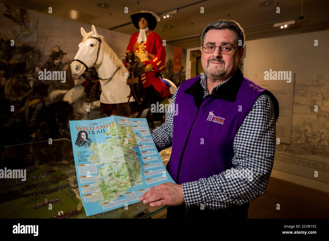 Dr Jonathan Mattison, conservateur du Musée du patrimoine orange de Belfast, avec une copie de la piste Williamite. Les Orangemen espèrent raviver l'intérêt pour une bataille oubliée des années 1690 avec l'aide d'un sentier touristique de toute l'Irlande. Banque D'Images