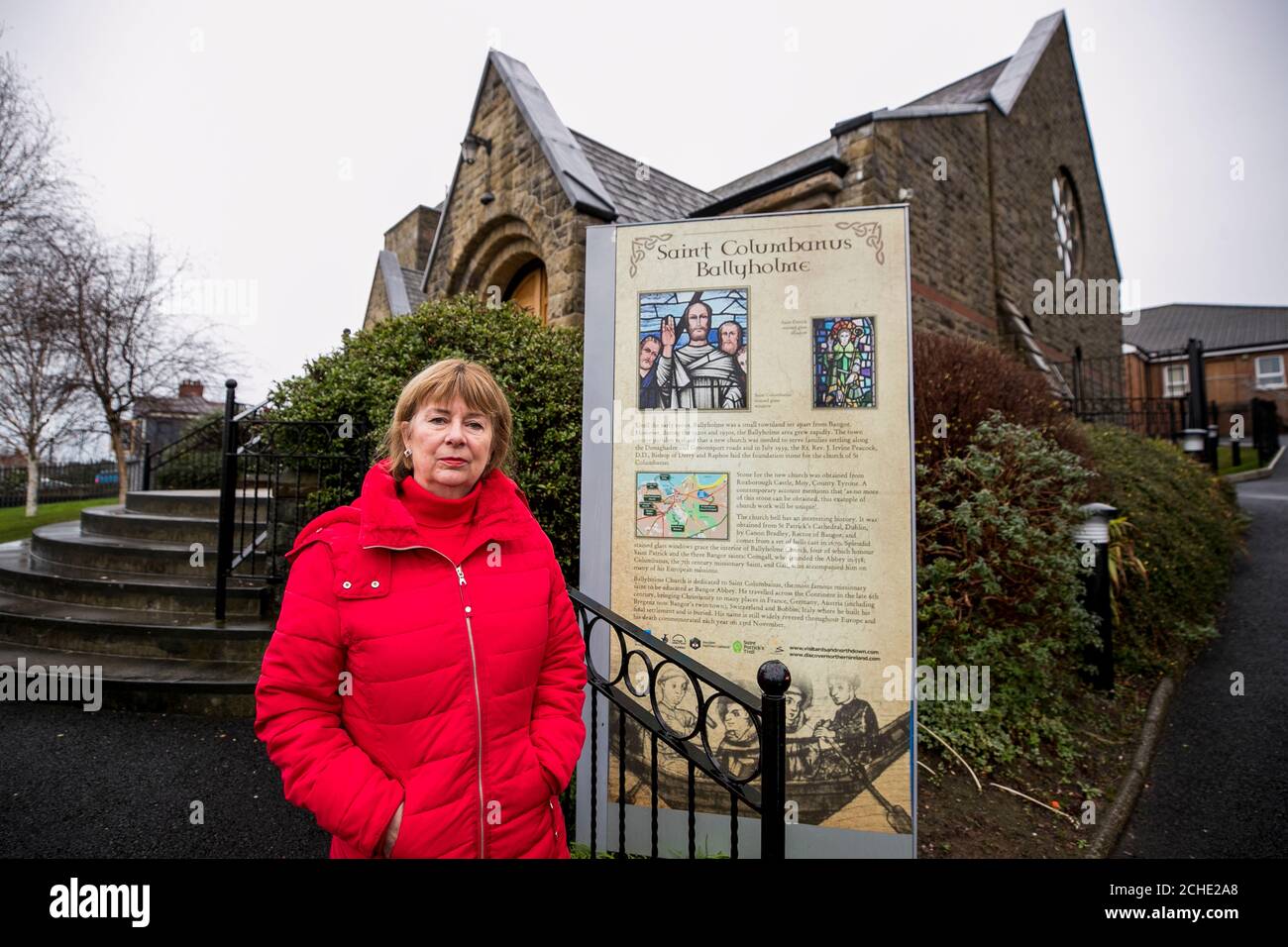 Photo précédemment non publiée datée du 18/12/18 de Deborah Girvan, présidente de la European Columban Way, à l'extérieur de l'église paroissiale Saint-Columbanus Ballyholme à Bangor, en Irlande du Nord, où il y a un vitrail dédié à Saint Columbanus. Banque D'Images