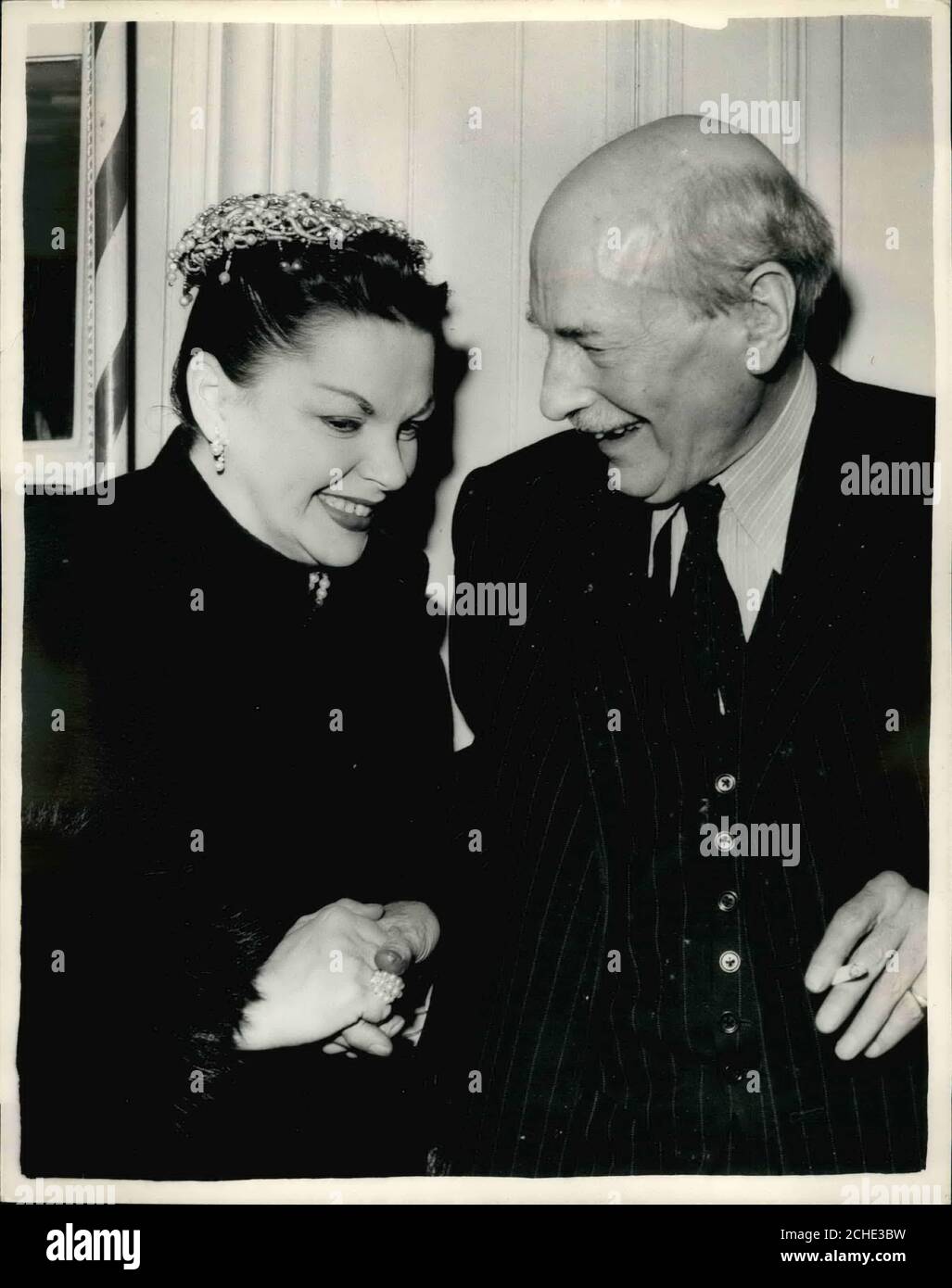 12 novembre 1957 - Londres, Angleterre, Royaume-Uni - JUDY GARLAND et EARL ATTLEE partagent une blague lors d'un déjeuner au Variety Club. Garland est l'invité d'honneur au déjeuner à l'hôtel Savoy cet après-midi. (Credit image: © Keystone Press Agency/Keystone USA via ZUMAPRESS.com) Banque D'Images