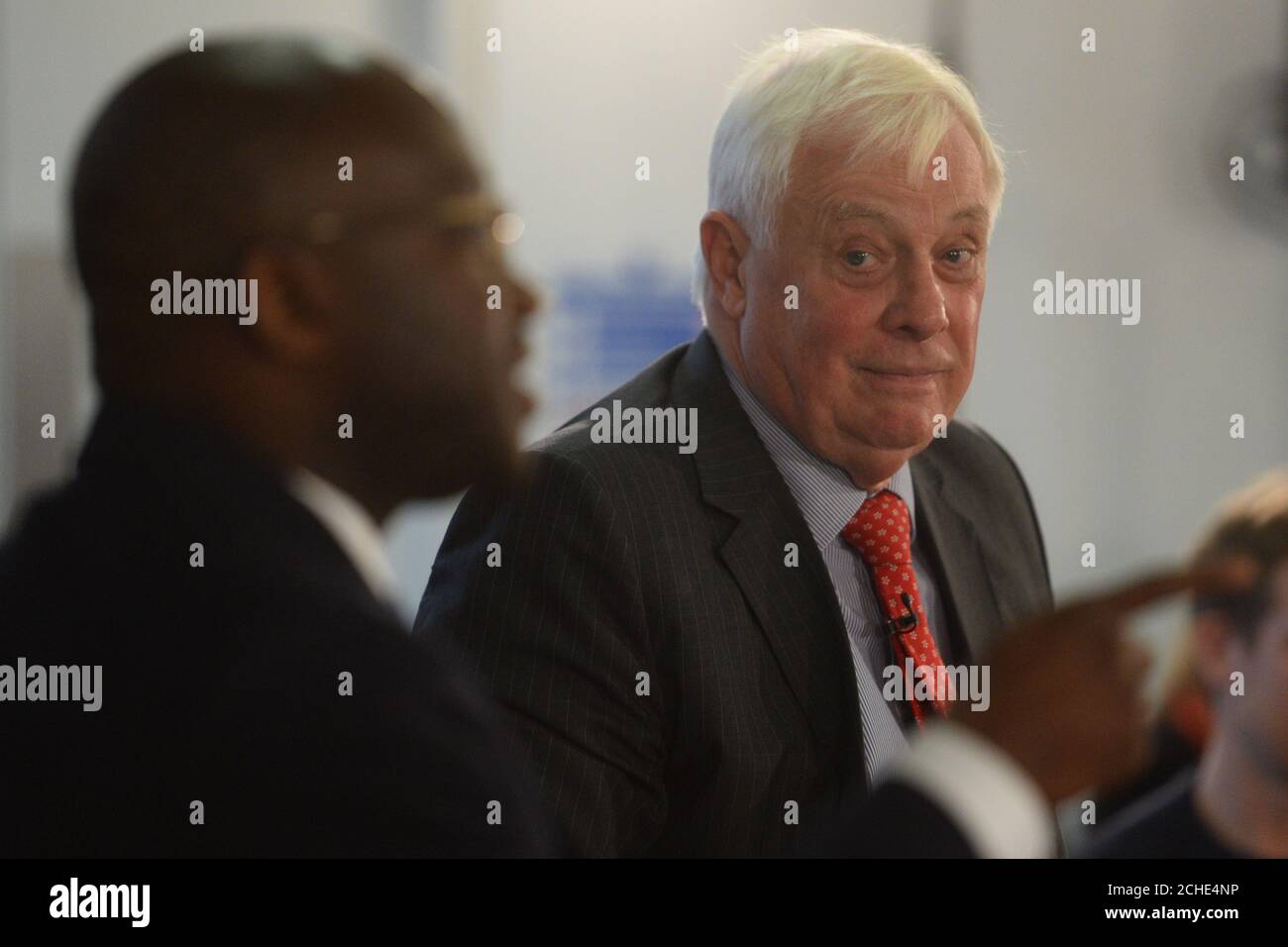 L'ancien ministre des universités Sam Gyimah (à gauche) et l'ancien ministre Tory et gouverneur de Hong Kong Lord Patten lors d'une séance de questions-RÉPONSES après avoir parlé lors d'un vote populaire au coin Street Neighborhood Centre, dans le centre de Londres. Banque D'Images