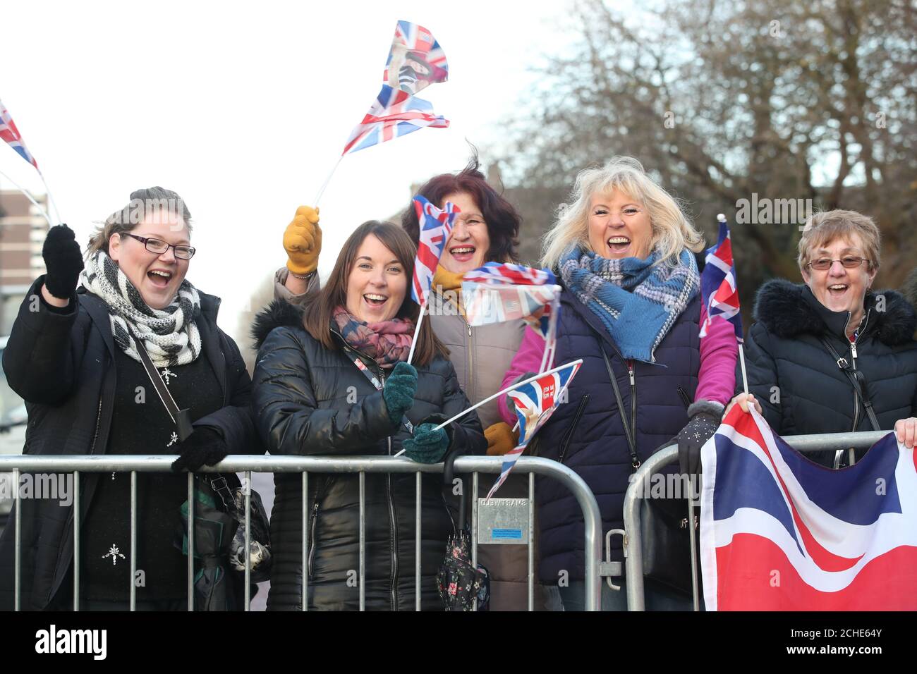 Les Wellwishers attendent le duc et la duchesse de Sussex à Hamilton Square à la première étape de leur visite à Birkenhead. Banque D'Images