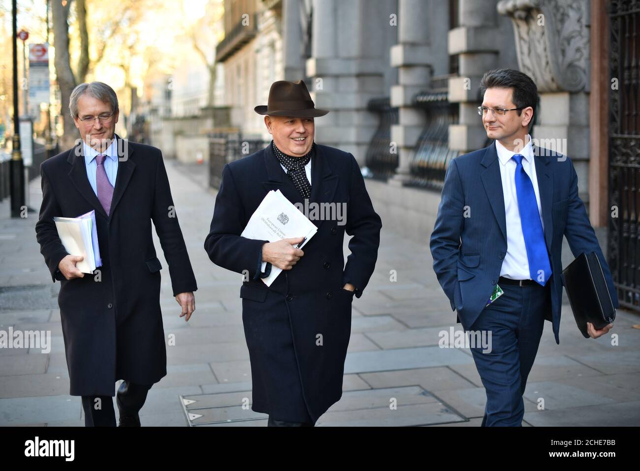 (De gauche à droite) Owen Paterson, Iain Duncan Smith et Steve Baker quittent le Cabinet à Whitehall, Londres, après que le premier ministre ait annoncé qu'elle inviterait les dirigeants des partis à la Chambre des communes et d'autres députés à des discussions pour obtenir un consensus parlementaire sur la voie à suivre pour le Brexit. Banque D'Images