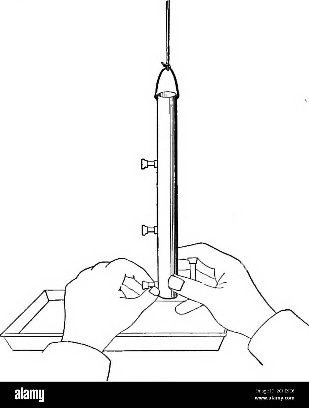 . La science physique élémentaire inductive avec un appareil peu coûteux, et sans équipement de laboratoire . Fig 7 ings ainsi fourni avec l'eau s'échappe-t-il le plus rapidement, et pourquoi ? Écrivez sur ce sujet aussi pleinement que vous le pouvez, et seeif vous pouvez appliquer le même principe pour expliquer l'approvisionnement en eau du pays par puits ou par sources. (Voir aux. 4.) Expliquer l'alimentation en eau comme indiqué sur la Fig. 7. EXFERLMENTS EAU. 23 Remarque. — Exps. 20 et 21 exigent un point élevé de suspension.lorsqu'il n'est pas commode d'arranger un crochet directement au-dessus de eaeli pupilsdesk ou table, quelques crochets et cordes devraient être fournis où pupilscan Banque D'Images