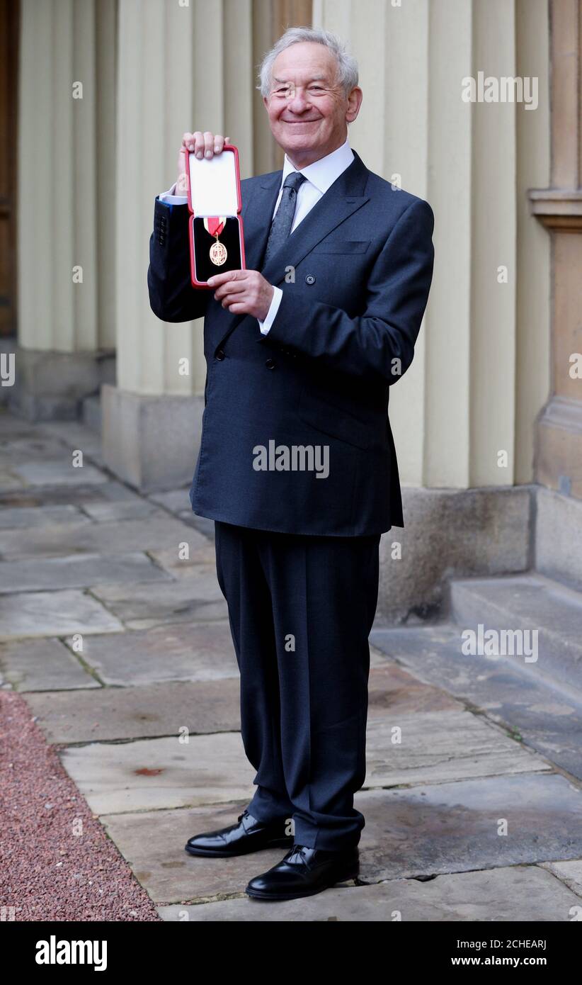 L'historien et radiodiffuseur Sir Simon Schama après avoir reçu un chevalier lors d'une cérémonie d'investiture à Buckingham Palace, Londres. Banque D'Images