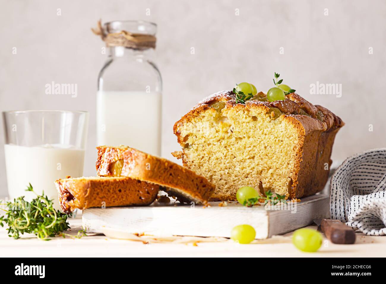 Gateau Au Pain Avec Polenta Raisin Thym Et Sucre En Poudre Sur Bois Blanc Fond En Beton Leger Mise Au Point Selective Photo Stock Alamy