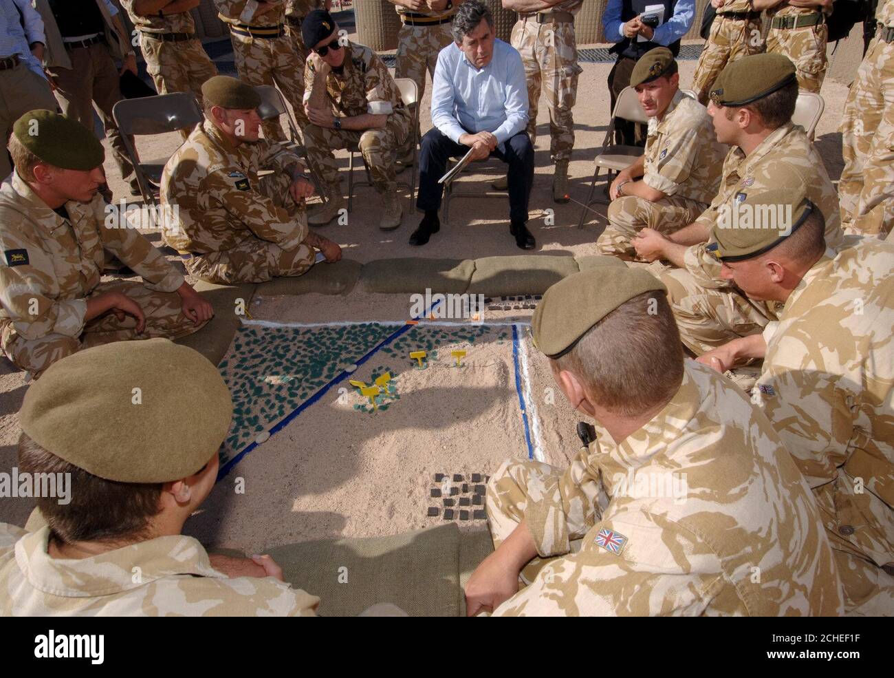 Gordon Brown, chancelier de l'Échiquier britannique, visite des troupes du Premier Bataillon, le Royal Regiment de la princesse de Galles (PWRR), à la station aérienne de Basra, dans le sud de l'Irak, où il a annoncé au moins 100 millions de livres sterling de nouvelles aides à la reconstruction. Banque D'Images