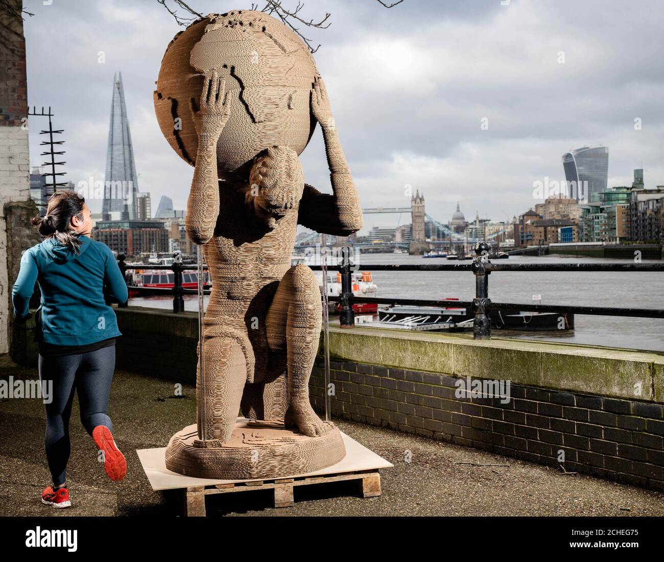 Une sculpture d'Atlas et de son globe, entièrement en carton et commandée  par une initiative d'emballage durable ???Beyond the Box, est dévoilé à  Londres avant la Journée mondiale du recyclage de lundi,