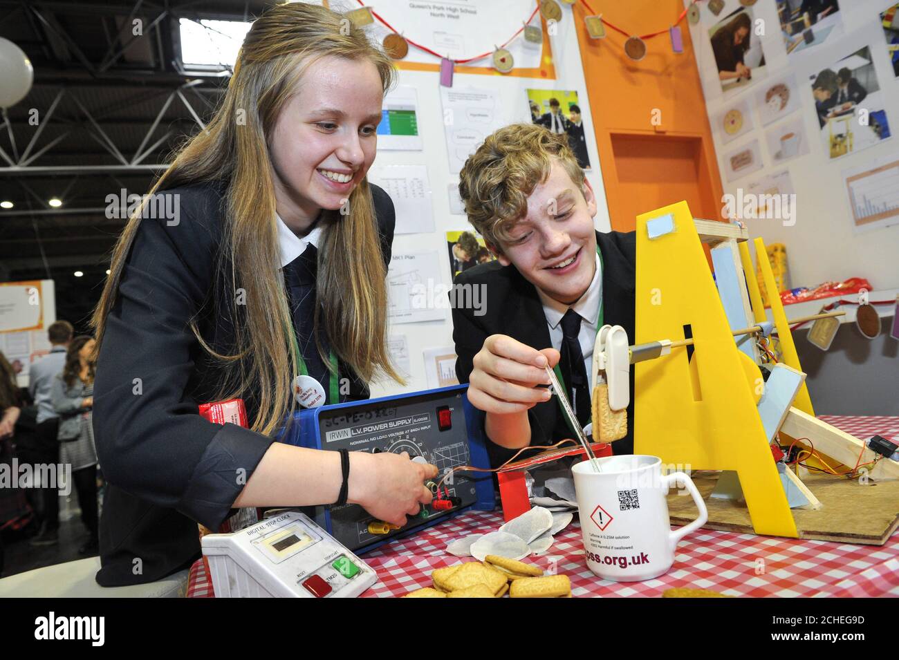 UTILISATION ÉDITORIALE SEULEMENT Beth Henderson-Palmer, 14 ans, et James Fawcett, 15 ans, de la Queens Park High School, Chester, montrent leur machine à doucher Biscuit à la foire Big Bang au NEC à Birmingham. Banque D'Images