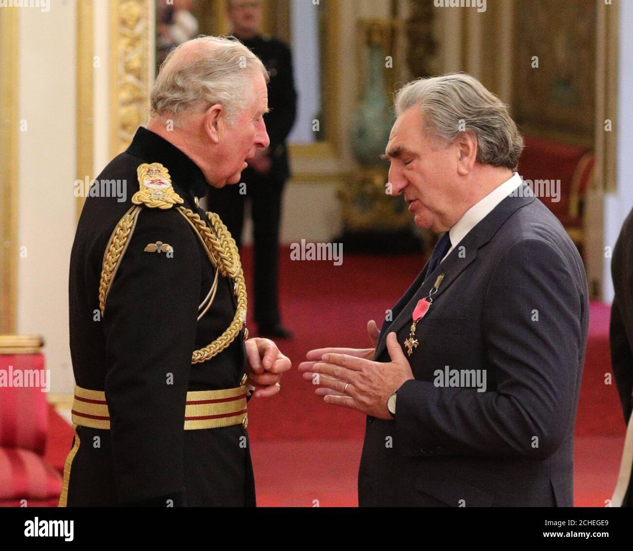 L'acteur Jim carter, plus connu pour son rôle à Downton Abbey et jouant M. Carson, est nommé Officier de l'ordre de l'Empire britannique (OBE) par le Prince de Galles lors d'une cérémonie d'investiture à Buckingham Palace, Londres. Banque D'Images