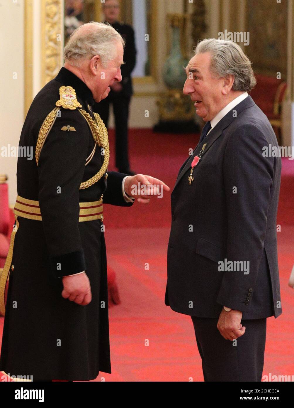 L'acteur Jim carter, plus connu pour son rôle à Downton Abbey et jouant M. Carson, est nommé Officier de l'ordre de l'Empire britannique (OBE) par le Prince de Galles lors d'une cérémonie d'investiture à Buckingham Palace, Londres. Banque D'Images