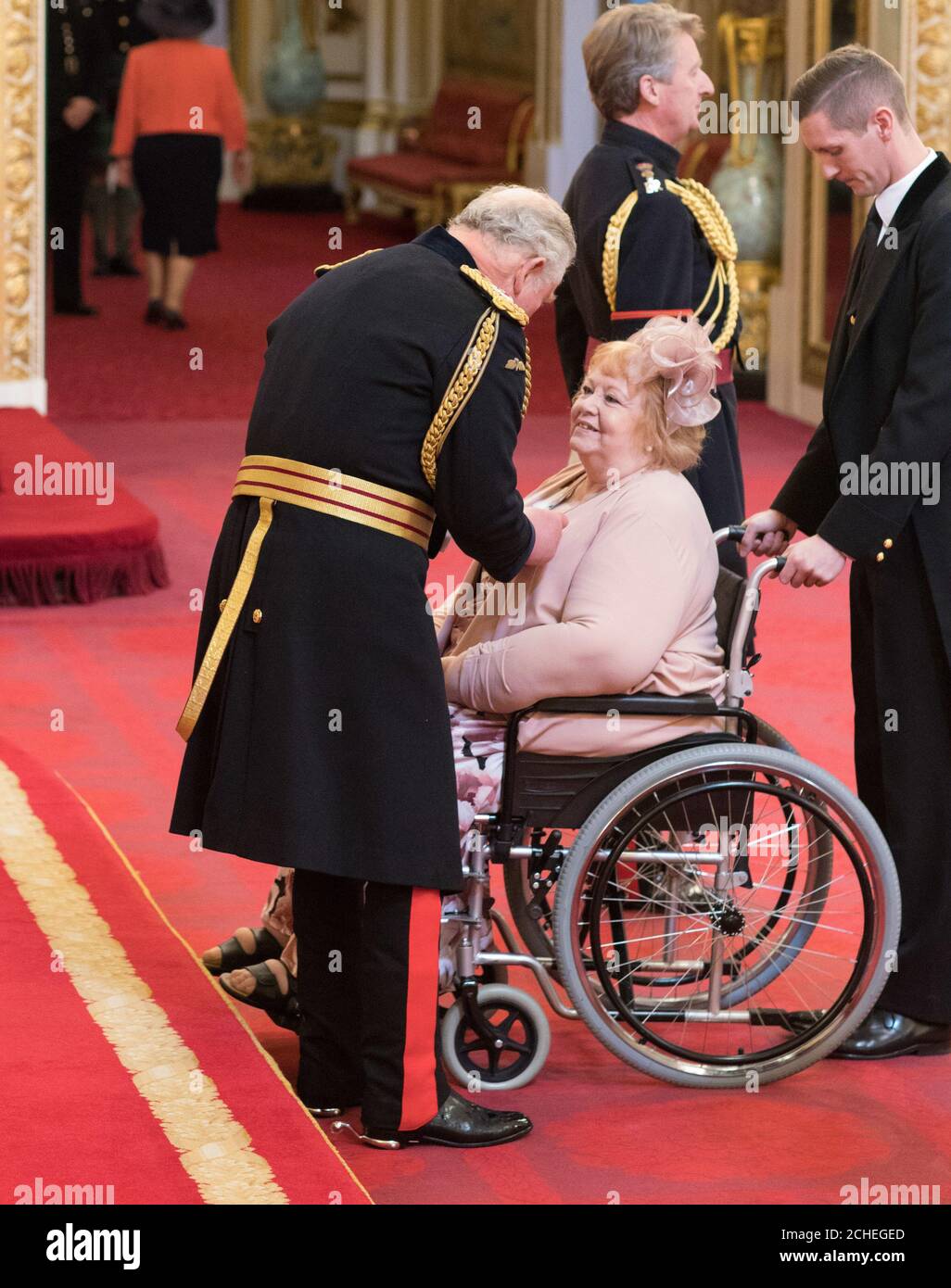 Madame Kathleen COE de Burntwood est faite une MBE (membre de l'ordre de l'Empire britannique) par le Prince de Galles à Buckingham Palace. Banque D'Images