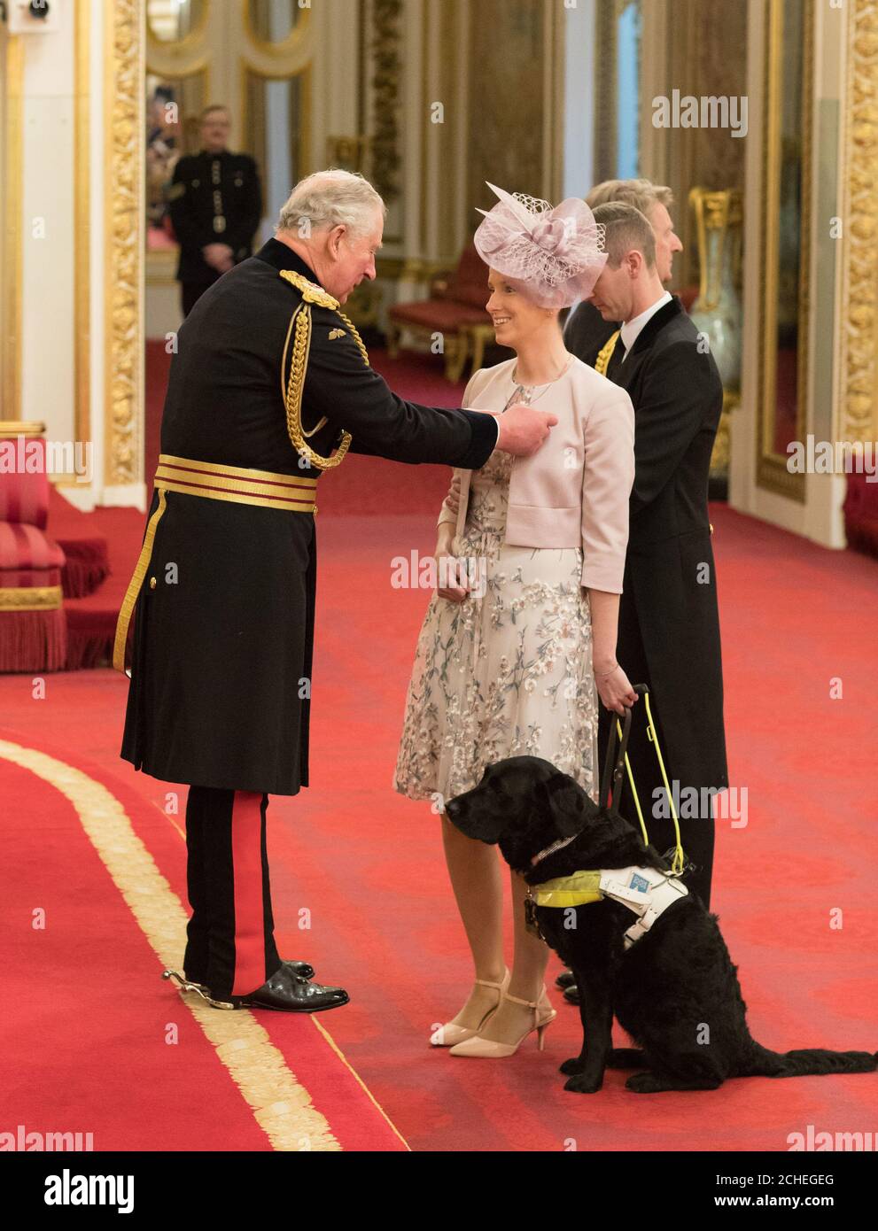 Madame Eran Cutliffe de Chiswick est faite OBE (Officier de l'ordre de l'Empire britannique) par le Prince de Galles à Buckingham Palace. Banque D'Images