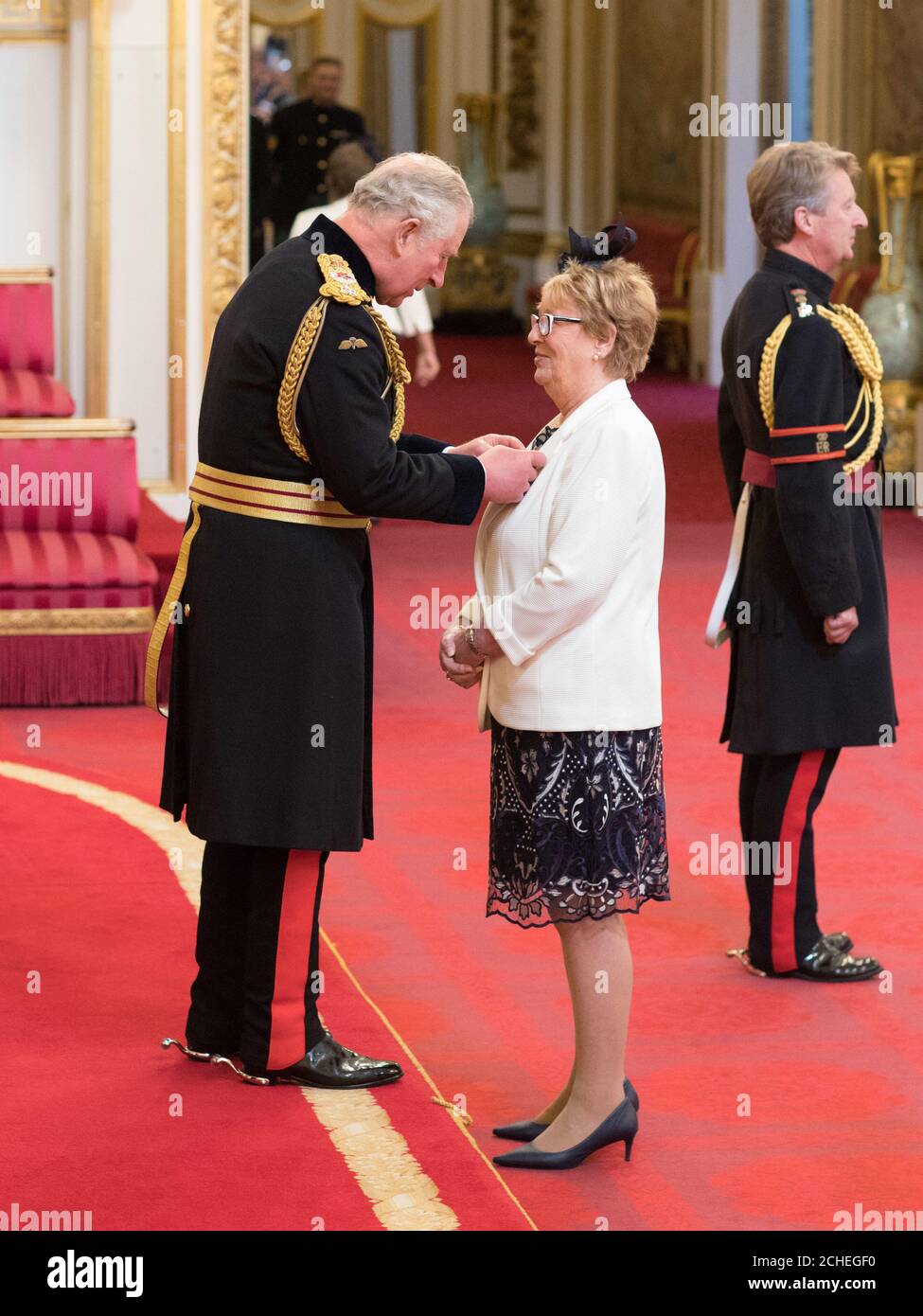 Mme Maureen Horton, de Sheffield, est faite de MBE (membre de l'ordre de l'Empire britannique) par le Prince de Galles à Buckingham Palace. Banque D'Images