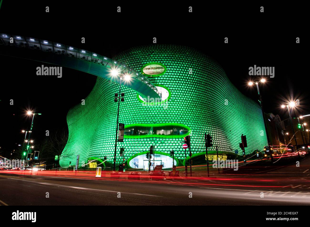 Selfridges Birmingham, au Bullring est éclairé de vert par Tourism Ireland pour célébrer la St Patrick's Day. Banque D'Images